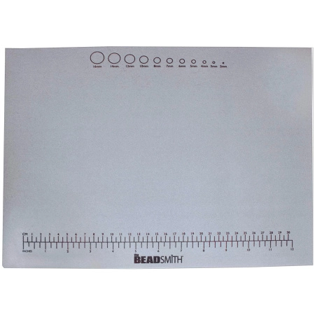 <p>Гибкий коврик (мат) Treasure mat от американской компании BeadSmith из натурального каучука с флоковым покрытием и разметкой. Коврик предназначен для работы с бисером, бусинами и мелкой фурнитурой.
Благодаря специальному покрытию бусины и бисер не будут кататься и теряться. Каучуковая основа не даёт коврику скользить по столу. Цена за 1 шт.</p>