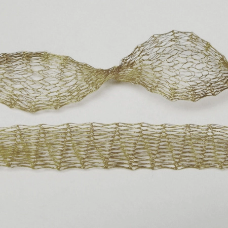 <p>Металлическая ювелирная сетка, сплетена из тонкой медной проволоки, поставляется в сложенном виде, как лента. Цвет бронзовый (antique brass color).
Произведена в Турции американской компанией Beadalon (марка Artistic Wire). Цена за отрезок около 1 метра. Поставляется в пластиковой баночке.</p>