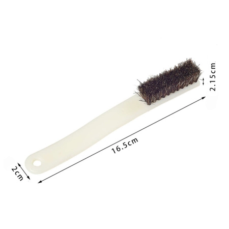 <p>Набор надфилей (напильников) из качественной стали с алмазным покрытием, ручки из красной резины. Набор поставляется в удобном чёрном тканевом пенале на молнии. В комплекте, помимо надфилей, имеется пластиковая щёточка для чистки изделий от металлической пыли и пластиковый органайзер. Набор подходит для работы с деревом, пластиком, керамикой, стеклом, камнем, металлом. В процессе работы рекомендуется смачивать рабочую поверхность инструмента водой. Цена за 1 набор (10 напильников + щёточка + органайзер).</p>