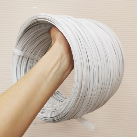 <p>Гибкая Т-образная твист-лента из белого полипропилена с металлической проволокой внутри (диаметр внутренней стальной проволоки - около 0.4мм). Ширина около 2.7 мм, толщина около 1 мм, размер может немного отличаться от заявленного. Оттенок может отличаться от фотографии и в разных поставках. Отлично подходит для создания носового фиксатора масок. Намотка может состоять из нескольких частей. Цена за моток около 1 кг (примерно 400 метров). Производство Россия.</p><p>ВНИМАНИЕ: данный товар продается по предоплате.</p>