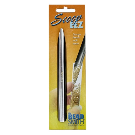 <p>Металлический совочек (лопатка) Scoop EEZ от американской компании BeadSmith для работы с бисером, бусинами, стразами и мелкой фурнитурой. Позволяет легко и быстро собрать и ссыпать неиспользованные в работе материалы обратно в пакетик или контейнер. Дизайн упаковки может отличаться от фотографии и в разных поставках. Цена за 1 шт.</p>