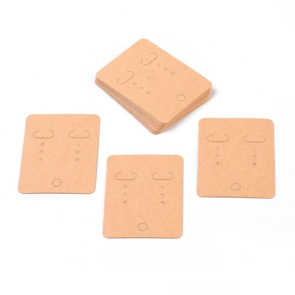 <p>Картонный держатель для демонстрации украшений. На карточку можно надеть серьги, пусеты, небольшой кулон на цепочке. Также можно использовать как ценник. Карточка сделана из коричневого картона. Имеется вырубка для подвешивания. Цена за 50 шт.</p>