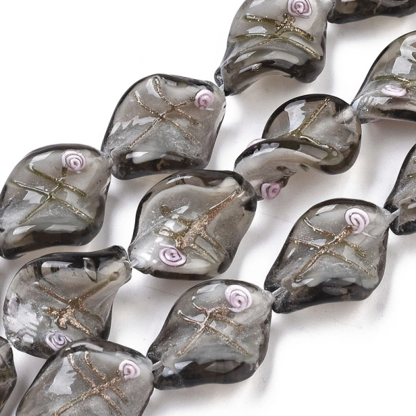 <p>Эффектная витая бусина - стеклянный листик ручной работы. Выполнена из стекла в технике лэмпворк (lampwork). На бусине изображена стилизованная розочка (круглая спираль с золотисто-медным узором). Бусины могут отличаться по форме и размеру. Оттенок может отличаться от фотографии. Цена за 5 шт.</p>