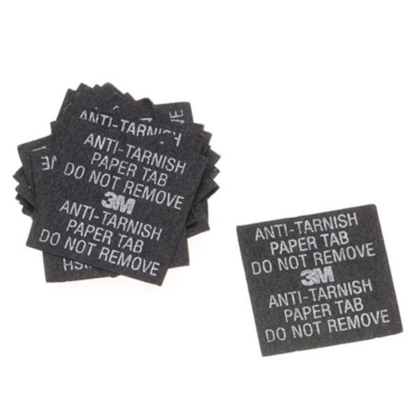 <p>Анти-окислительные защитные вкладыши AntiTarnish Paper из бумаги. Положите такой вкладыш в пакет или коробку с металлическим изделием (изделие не должно касаться вкладыша!), и это изделие не будет темнеть (окисляться). Подходит для серебра, золота, меди, латуни, платины и других металлов. Размер вкладыша 2.5*2.5 см. Произведены в США. Цена за 10 шт.</p>
<p>ВНИМАНИЕ: в некоторых поставках вкладыши черные, без надписей; в некоторых с надписями; вкладыши могут быть слегка помяты.</p>