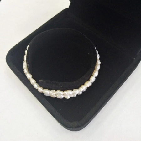 <p>Красивая черная подарочная коробочка с бархатным покрытием и защелкивающимся механизмом. Внутри коробочки имеется выступ в форме полукруга, вокруг которого можно разместить браслет или бусы. Отлично подходит для браслетов, сережек, брошей, брелоков, небольших бус, колье и кулонов. Цена за 1 шт.</p>