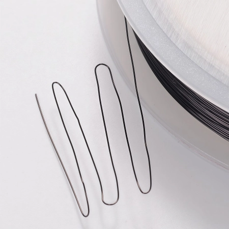 <p>Тонкая медная проволока с покрытием черного цвета. Оттенок может отличаться от фотографии и в разных поставках. Используется для создания украшений, бисероплетения, изготовления деревьев и цветов из бисера и камней, и прочих декоративных работ. Намотка может состоять из нескольких частей. Цена за катушку, примерно 35 метров.</p>