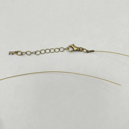 Набор для бус (колье, браслета), тросик с концевиками, карабином и удлинителем, базовый материал - сталь, цвет античное золото (светлая бронза), 1 метр + 7 см <p>Набор для сборки колье, бус или браслета длиной до 107 см. Цвет светлая бронза. В набор входит 7-жильный ювелирный тросик японского производства толщиной 0.48мм (сталь с нейлоновым покрытием) - около 1 метра, обжимные концевики с соединительными колечками (пара), застежка-карабин с вращающимся основанием 14*7мм и удлиняющая цепочка длиной 4 см. Вся фурнитура, кроме цепочки - оксидированная позолота, цепочка с бронзовым покрытием. Оттенок может отличаться от фотографии и в разных поставках. Цена за 1 набор.</p>