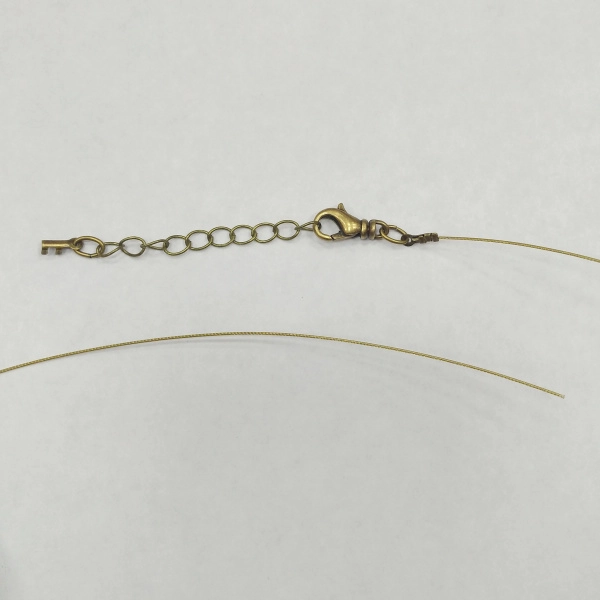 <p>Набор для сборки колье, бус или браслета длиной до 107 см. Цвет светлая бронза. В набор входит 7-жильный ювелирный тросик японского производства толщиной 0.48мм (сталь с нейлоновым покрытием) - около 1 метра, обжимные концевики с соединительными колечками (пара), застежка-карабин с вращающимся основанием 14*7мм и удлиняющая цепочка длиной 4 см. Вся фурнитура, кроме цепочки - оксидированная позолота, цепочка с бронзовым покрытием. Оттенок может отличаться от фотографии и в разных поставках. Цена за 1 набор.</p>