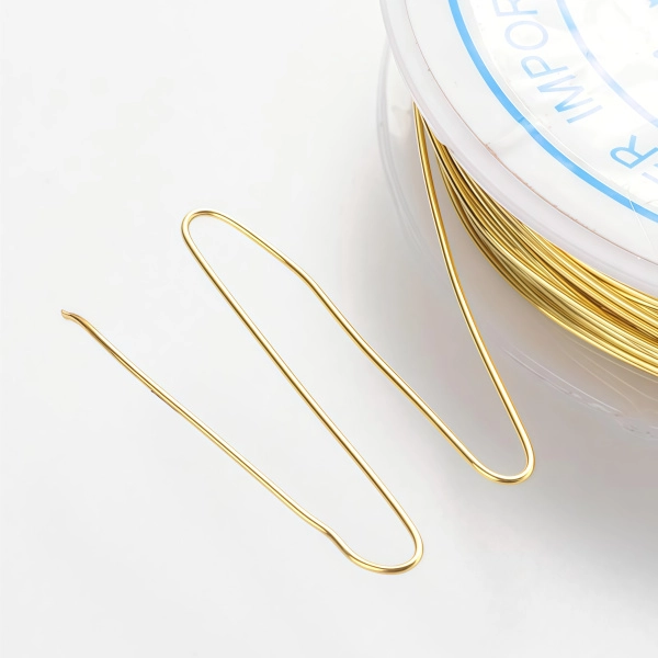 <p>Медная проволока с покрытием золотистого цвета. Оттенок может отличаться от фотографии в разных поставках. Намотка может состоять из нескольких частей. Цена за катушку около 8 метров.</p><p>ВНИМАНИЕ: на покрытии возможны пятнышки, дизайн этикетки может отличаться от фотографии.</p>