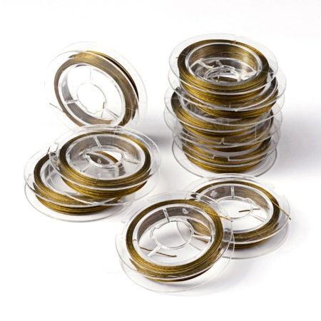 <p>Бюджетный ювелирный тросик в нейлоновой оплетке. Цвет бронзово-золотистый. Оттенок может отличаться от фотографии и в разных поставках. Цена за 2 катушки около 9-10 метров. </p>