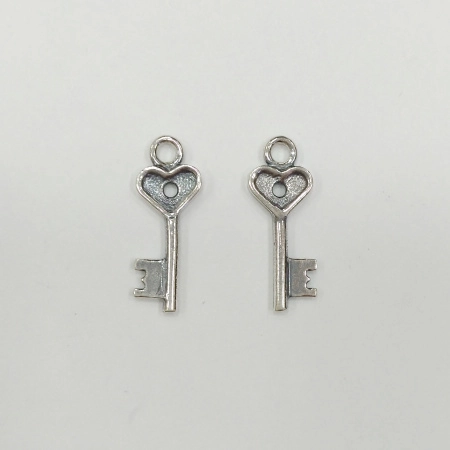 Подвеска, 17.5х6.5х1.5мм, Ключик с сердечком, базовый материал - латунь, посеребренный с чернением, 2 шт. Подвеска, 17.5х6.5х1.5мм, Ключик с сердечком, базовый материал - латунь, посеребренный с чернением, 2 шт.