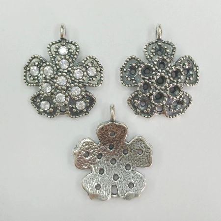 Коннектор, 20х17х3мм, Цветочек со слотами для кристаллов, базовый материал - латунь, посеребренный с чернением, 1 шт. Коннектор, 20х17х3мм, Цветочек со слотами для кристаллов, базовый материал - латунь, посеребренный с чернением, 1 шт.