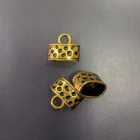 Концевики, 15х13х9мм (внутренний размер 12.5х7мм), клеевые, в горошек, для овального шнура, базовый материал - цинковый сплав, золотистого цвета с чернением, пара