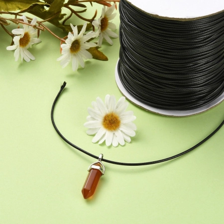 <p>Плетеный синтетический шнур, цвет черный. Толщина около 1.5 мм, может немного отличаться от заявленной. К этому шнуру лучше брать концевики с внутренним диаметром 1.8-2 мм: в меньший концевик шнур может быть сложно вставить из-за распушенного кончика. Оттенок может отличаться от фотографии и в разных поставках. Намотка может состоять из нескольких частей. Цена за катушку около 155 метров.</p>