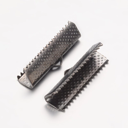 Концевики, 25х8мм (ширина 25мм), зажимы для ленты, текстурированные, базовый материал - железо, вороненая сталь, 10 грамм Концевики, 25х8мм (ширина 25мм), зажимы для ленты, текстурированные, базовый материал - железо, вороненая сталь, 10 грамм