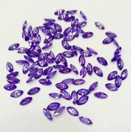 Ювелирный кристалл из фианита, 5х2.5мм, форма челнок, фиолетовый, 1 шт.