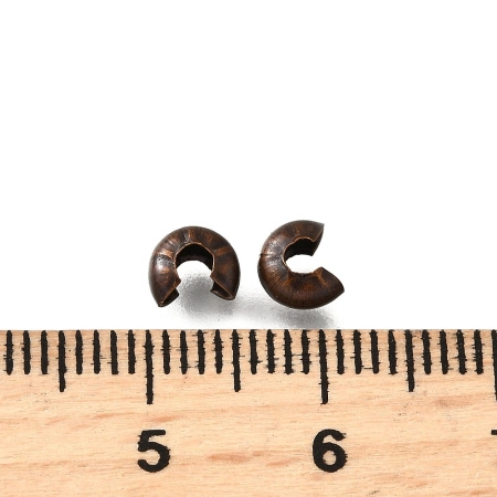 <p>Покрывные кримпы (маскировочные бусины, обжимные бусины) для маскировки узлов или обычных кримпов. После зажатия кримп превращается в бусину-рондель размером 4*3 мм. Медного цвета. Оттенок может отличаться от фотографии и в разных поставках. Цена за 2 грамма (около 21 шт., фасуются без проверки на дефекты).</p>