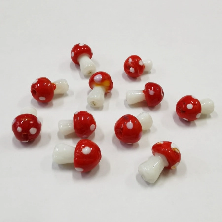 <p>Бусины ручной работы в форме грибов-мухоморов из цветного стекла. Бусины сделаны на горелке в технике лампворк (lampwork). Диаметр отверстия может варьироваться от 0.8 до 2 мм и быть разным с разных сторон бусины. Так как грибочки сделаны вручную, форма каждой бусины уникальна. Также бусины могут отличаться по цвету и размеру. Отверстие может быть не очень аккуратным. Возможны жёлтые и тёмные вкрапления, наплывы, неровности. Все эти несовершенства делают грибы более натуралистичными. Цена за 10 бусин.</p>
