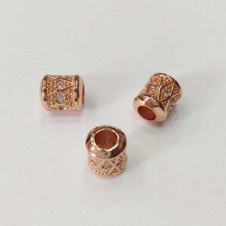 <p>Фурнитура для бижутерии Милано люкс (MILANO LUX). Качественный компонент для бижутерии - эффектная бусина - цилиндр, напоминающая барабан. Размер отверстия примерно 3 мм. Инкрустация фианитами в технике паве. Цена за 1 шт.</p>