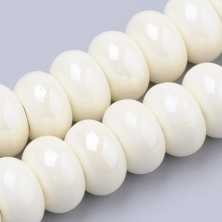 <p>Эффектная бусина из фарфора (porcelain) в форме рондели с крупным отверстием, покрытая глазурью. Бусина сделана вручную. Цвет белый с жемчужным отливом. Оттенок может отличаться от фотографии и в разных поставках (варьируется от белоснежного до айвори). Бусины могут немного отличаться по форме и размеру. Вокруг отверстия могут быть неровности и небольшие сколы. Размер отверстия примерно 5 мм. Цена за 5 бусин.</p>