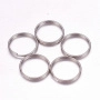 <p>Двойные колечки из нержавеющей стали (сталь марки 304: используется в пищевой промышленности, не окисляется). Отлично подойдут в качестве держателей для тяжелых подвесок, брелоков. Толщина проволоки - около 1 мм, толщина двойной части - около 1.9 мм. Оттенок может отличаться от фотографии и в разных поставках. Цена за 40 шт.</p>