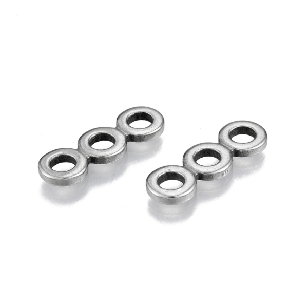 <p>Не темнеющая фурнитура из нержавеющей стали. Разделитель с 3 отверстиями. Подходит для бусин до 7 мм. Размер может немного отличаться от заявленного. Также можно использовать как коннектор. Оттенок может отличаться от фотографии и в разных поставках. Цена за 2 шт.</p>