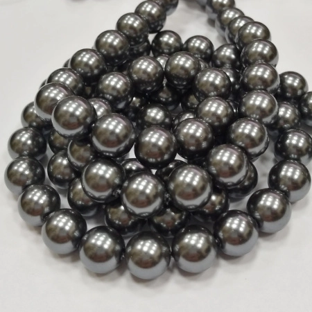 <p>Бусины из ракушки с покрытием под жемчуг Майорка (Майолика). Цвет темно-серый, оттенок может отличаться от фотографии. Цена за низку (около 47 жемчужин).</p>