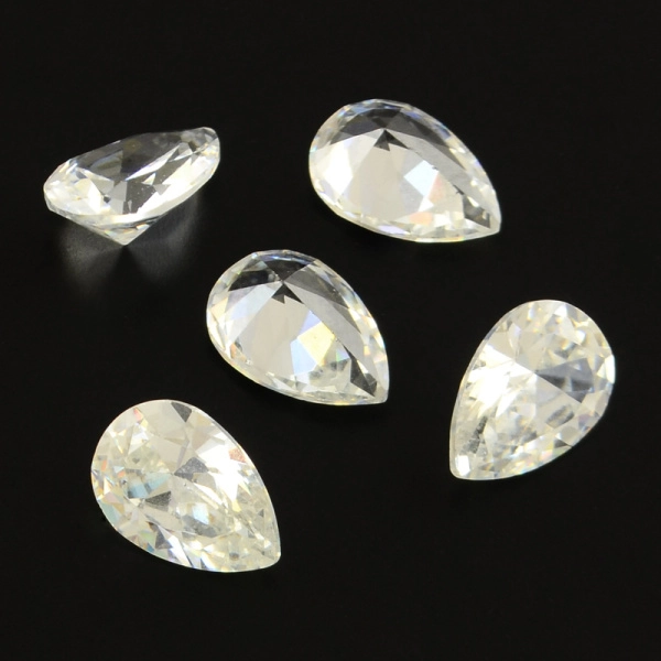 <p>
Ювелирный кристалл (шатон, Chaton) из фианита (Cubic Zirconia). Форма капля, цвет кристально-прозрачный. Фианиты могут иметь сиреневатый оттенок. Цена за 5 шт.
</p>
<p>
ВНИМАНИЕ: на фианитах возможны небольшие царапинки и сколы.
</p>
