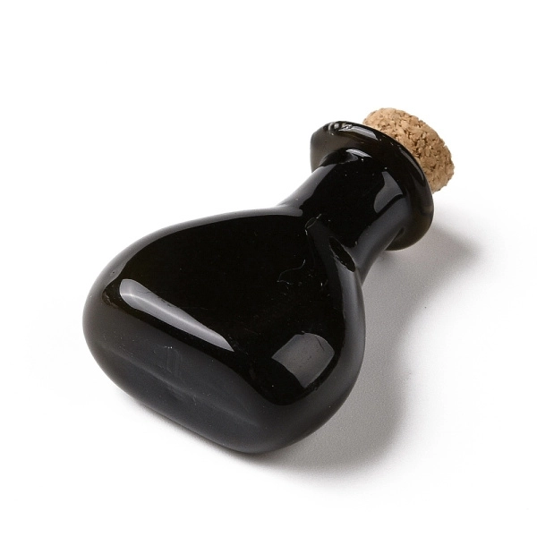 <p>Миниатюрная стеклянная бутылочка с пробкой. Бутылочка сделана из цветного стекла. Цвет непрозрачный чёрный, оттенок может отличаться от фотографии и в разных поставках. Высота баночек без пробки около 27-29 мм, ширина около 21 мм, толщина около 11 мм. Внутренний диаметр горлышка около 5 мм. Такие бутылочки отлично подходят для создания кулонов, кукольных миниатюр, как реквизит для различных игр, а также для декорирования дома. На поверхности возможны мелкие царапинки и пятнышки. Бутылочки могут немного отличаться по форме и размеру. Цена за 1 шт.</p>
<p>УЦЕНКА: горлышко неровное, возможны заусенцы и небольшие сколы.</p>