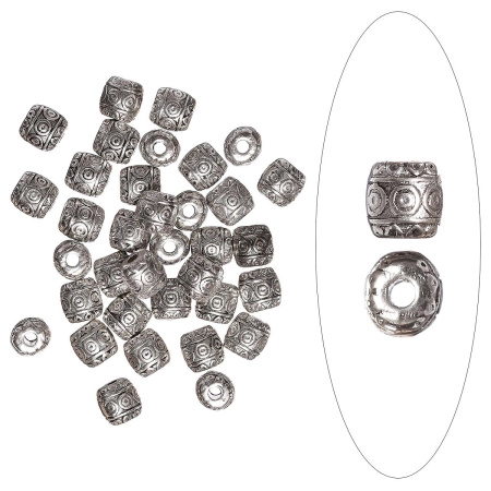 <p>
Овальная, слегка приплюснутая бусина с узором. Изготовлена из бижутерного сплава с серебристым покрытием. Оттенок может отличаться от фотографии и в разных поставках. Размер отверстия около 1.4 мм. Цена за 10 грамм (около 14-15 бусин, фасуются без проверки каждой бусины на дефекты).
</p>