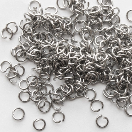 <p>Соединительные колечки стального (темно-серебристого) цвета из нержавеющей стали (марка 304: используется в пищевой промышленности, не окисляется). Оттенок может отличаться от фотографии и в разных поставках. Поставляются раскрытыми. Толщина около 0.7 мм. Цена за упаковку 5 грамм (около 140 штук, фасуются без пересчета и проверки на дефекты).</p>