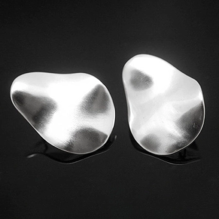 Пусеты, 25.5х19мм, Корея, Волнистый овал со скрытой петелькой, с застежками, базовый материал - серебро/латунь, родий, пара. УЦЕНКА Пусеты, 25.5х19мм, Корея, Волнистый овал со скрытой петелькой, с застежками, базовый материал - серебро/латунь, родий, пара. УЦЕНКА