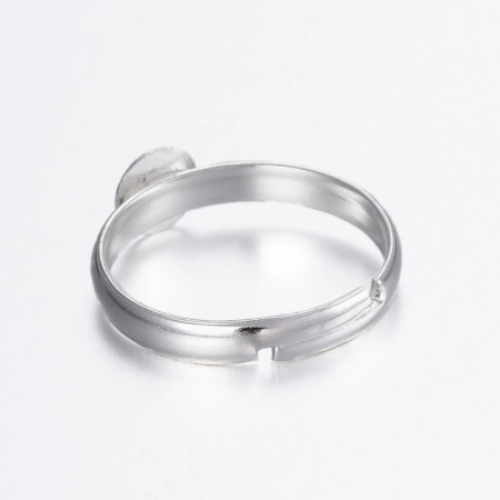 <p>Основа для кольца с платформой 6 мм серебристого цвета. Оттенок может отличаться от фотографии и в разных поставках. Размер регулируется. Цена за 5 шт.</p><p>ВНИМАНИЕ: на покрытии возможны небольшие неровности, царапинки, платформа может смещена относительно центра.</p>