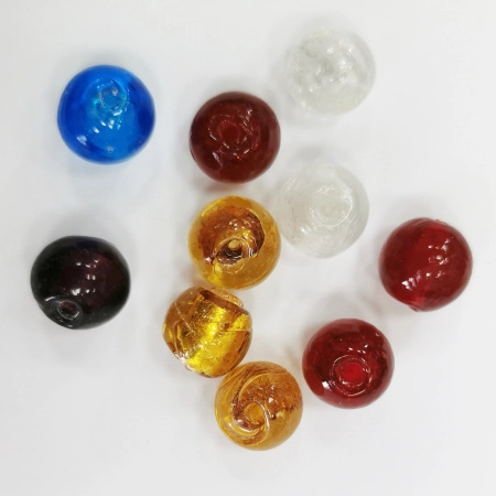 <p>
Круглые бусины из стекла разных цветов с серебристой фольгой внутри. Ручная работа в технике лэмпворк. Бусины могут немного отличаться по форме и размеру, отверстием может быть сделано не очень аккуратно. Диаметр отверстия около 1-1.5 мм. Цвета могут отличаться от представленных на фотографии. Цена за набор из 10 бусин.
</p>