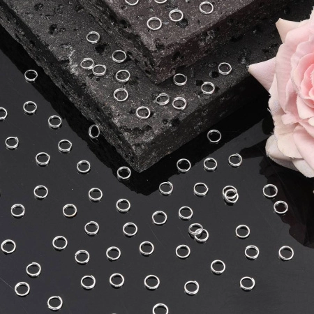 <p>Бюджетные двойные колечки цвета светлого серебра. Оттенок может отличаться от фотографии и в разных поставках. Отлично подойдут в качестве держателей для тяжелых подвесок. Толщина проволоки - около 0.6 мм, толщина двойной части - около 1.2 мм. Цена за упаковку 5 грамм (около 95 штук, фасуются без проверки на дефекты).</p>