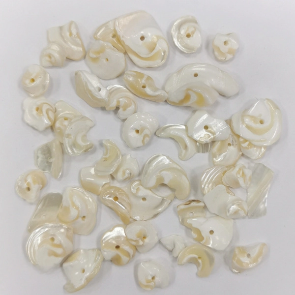 <p>Бусины - сколы неправильной формы из натурального тонированного перламутра, цвет белый с золотисто-бежевым. Бусины существенно отличаются по форме и размеру. Оттенок может отличаться от фотографии и в разных поставках. Цена за 20 грамм (около 30-60 бусин, фасуются без проверки на дефекты и подбора по форме, размеру и цвету).</p>