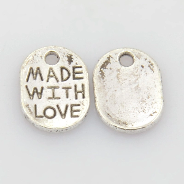 <p>Односторонняя металлическая подвеска-тег с надписью "Made with love" (сделано с любовью). На покрытии возможны неровности. Оттенок может отличаться от фотографии и в разных поставках. Цена за 50 шт.</p>