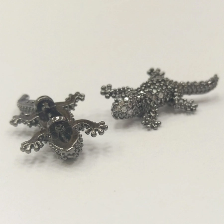 <p>Фурнитура для бижутерии Милано класса люкс (MILANO LUX). Качественный компонент для бижутерии - эффектная односторонняя бусина ящерка. На тыльной стороне расположены две петельки, внутренний размер около 1.1 мм. Инкрустация фианитами кристально-прозрачного цвета. Цена за 1 шт.</p>