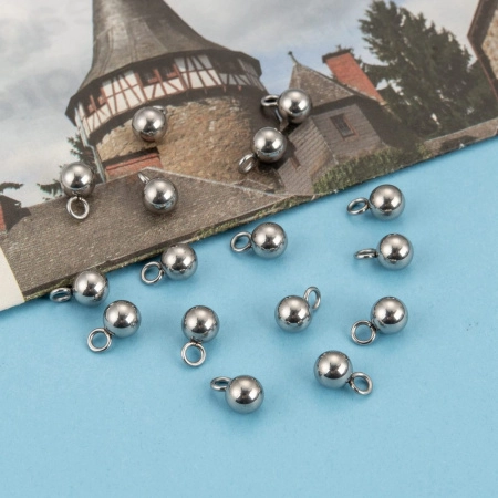 <p>Небольшая тяжеленькая подвеска шарик из нержавеющей гипоаллергенной стали (марка 304: используется в пищевой промышленности, не окисляется, не темнеет, не облезает). У некоторых подвесок петелька разъемная. Можно использовать для декорирования удлинителей. Оттенок может отличаться от фотографии и в разных поставках. Цена за 5 шт.</p>