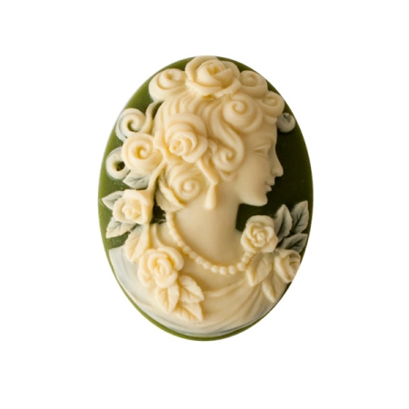Камея акриловая, 40х30мм, девушка с розами, слоновая кость на зеленом, 1 шт., УЦЕНКА
