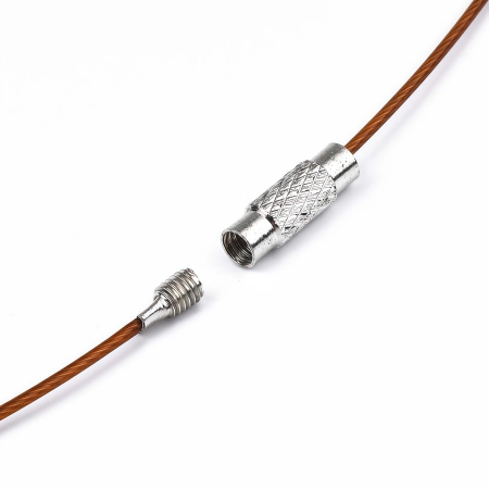 <p>Довольно жесткая основа для колье (чокер) с закручивающимся замком. Сделана из стали с нейлоновым покрытием. Цвет основы янтарно-коричневый, цвет замочка темно-серебристый. Оттенок может отличаться от фотографии. Длина 45 см, толщина тросика - 1 мм. Цена за 5 шт.</p>