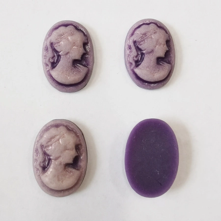 <p>Бюджетная акриловая камея с изображением девушки. Оттенок может немного отличаться от фотографии. Камеи могут немного отличаться по цвету и рисунку. В один заказ мы стараемся класть одинаковые камеи. Производство - Китай. Цена за 10 шт.</p>