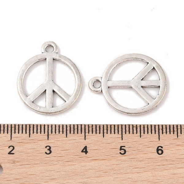 <p>Двусторонняя подвеска из тибетского серебра в форме пацифистского знака (peace symbol). На фотографии показана лицевая и тыльная стороны. На подвесках данной партии возможны небольшие неровности на покрытии, пятнышки. Базовый материал - бижутерный металлический сплав, покрытие серебристое с чернением. Оттенок может отличаться от фотографии и в разных поставках. Цена за 10 шт.</p>