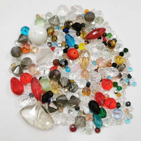 Бусины стеклянные, 2-30мм, граненые, микс форм, размеров и цветов, 70 грамм <p>Бюджетные стеклянные граненые бусины разных форм, цветов и размеров. Бусины могут отличаться от представленных на фотографиях - каждый микс уникален. Цена за упаковку 70 грамм (бусины фасуются на вес без проверки на дефекты).</p>