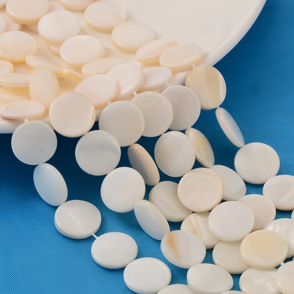 <p>
Круглые бусины-пластинки из натурального перламутра белого цвета. На бусинах есть темные пятна, возможны щербинки естественного происхождения, отверстия могут быть сделаны не очень аккуратно. Часть бусин может иметь кремовый отлив. Бусины могут немного отличаться по форме и размеру. Оттенок может отличаться от фотографии и в разных поставках. Цена за 1 низку (примерно 25 бусин, низки формируются без проверки каждой бусины на дефекты).
</p>