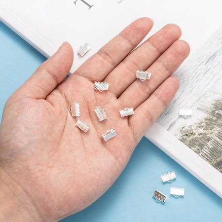 <p>Бюджетные концевики - зажимы для лент, цена за 10 грамм (около 15 пар, фасуются без проверки на дефекты). Оттенок может отличаться от фотографии. На покрытии возможны тёмные пятнышки, царапинки. Хорошо подходит для:
<ul>
<li>ленты</li>
<li>плоского кожаного шнура</li>
</ul></p>