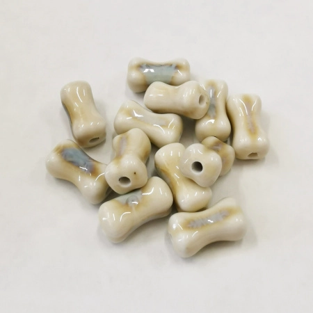 <p>Фарфоровая (порцелановая) бусина - кость ручной работы. Цвет - бежевый с голубовато-серым. Отверстие примерно 2 мм. Оттенок может отличаться от фотографии и в разных поставках. Цена за 5 бусин.</p>