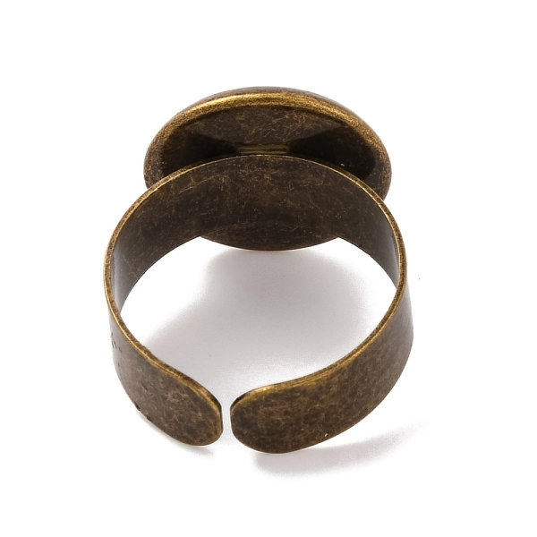 <p>Основа для кольца с платформой-чашей 16 мм (внутренний диаметр - 14 мм). Края чаши немного загнуты внутрь. Кольцо хорошо подойдёт под заливку эпоксидкой, краской или для вклеивания круглых кабошонов. Ширина полотна кольца-каффа - 7 мм. Размер кольца регулируется. Оттенок может отличаться от фотографии и в разных поставках. Цена за 2 шт.</p>