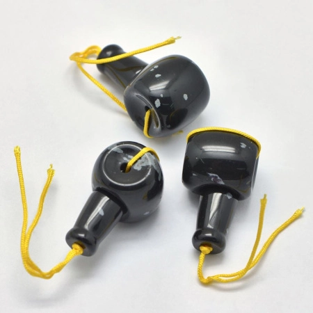 <p>Набор из 2 каменных бусин для сборки чёток, сделан из снежного обсидиана, сорт 2: на бусинах практически нет характерных серых пятнышек, возможны небольшие щербинки. Оттенок может отличаться от фотографии. В набор входит бусина-гуру в форме бочонка размером около 12*11.5 мм с тремя отверстиями и бусина-ступка в форме конуса размером около 10*6.5 мм. Общая длина двух бусин, собранных вместе - около 21 мм. Бусины могут немного отличаться по форме и размеру. Диаметр отверстия - около 1.5 мм. Цена за 1 набор.</p>
<p>УЦЕНКА: щербинки.</p>