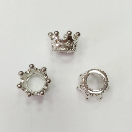 <p>Фурнитура для бижутерии Милано класса люкс (MILANO LUX). Качественный компонент для бижутерии - небольшая эффектная бусина корона. Размер отверстия с одной стороны около 7 мм, с другой - около 5 мм. Инкрустация фианитами в технике паве. Оттенок может отличаться от фотографии и в разных поставках. Цена за 1 шт.</p>